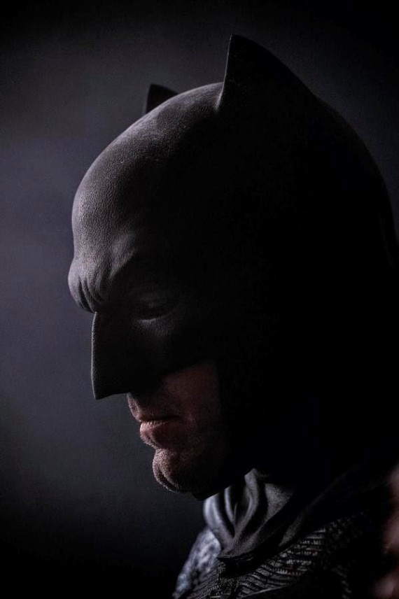 Ben-Affleck-in-Batman-v-Superman-Mask-Comic-Con-2014-570x856