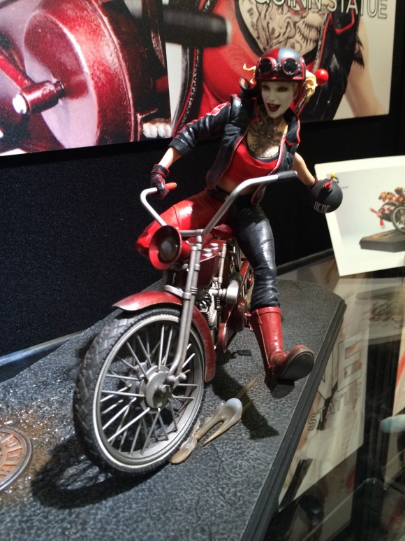 This is this year's Gotham City Garage statue. Very cool. If there are enough orders, there'll be a sidecar, like so ... 